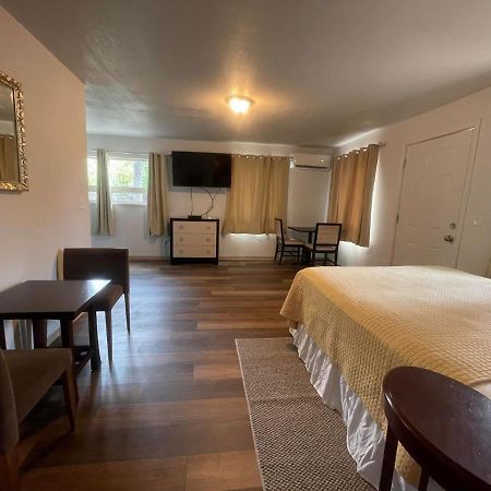 Riverfront Lodging Shady Cove Eksteriør billede