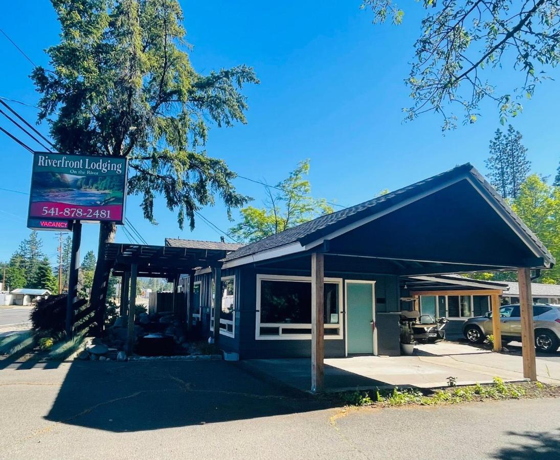 Riverfront Lodging Shady Cove Eksteriør billede