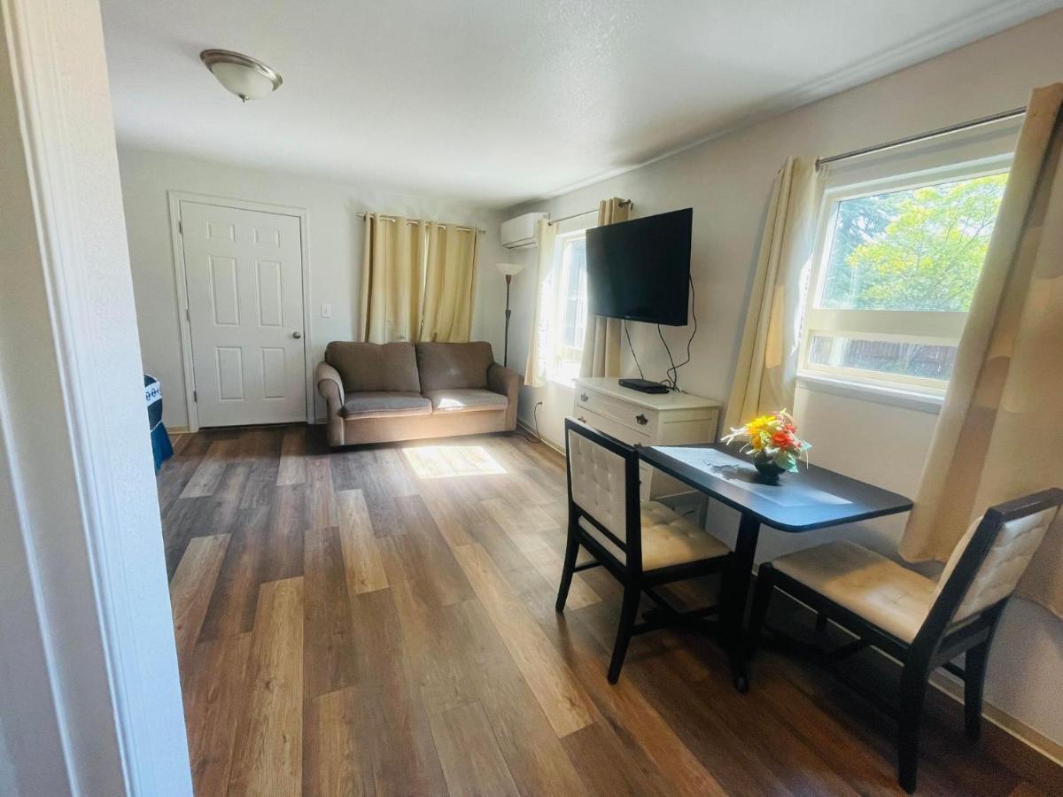 Riverfront Lodging Shady Cove Eksteriør billede