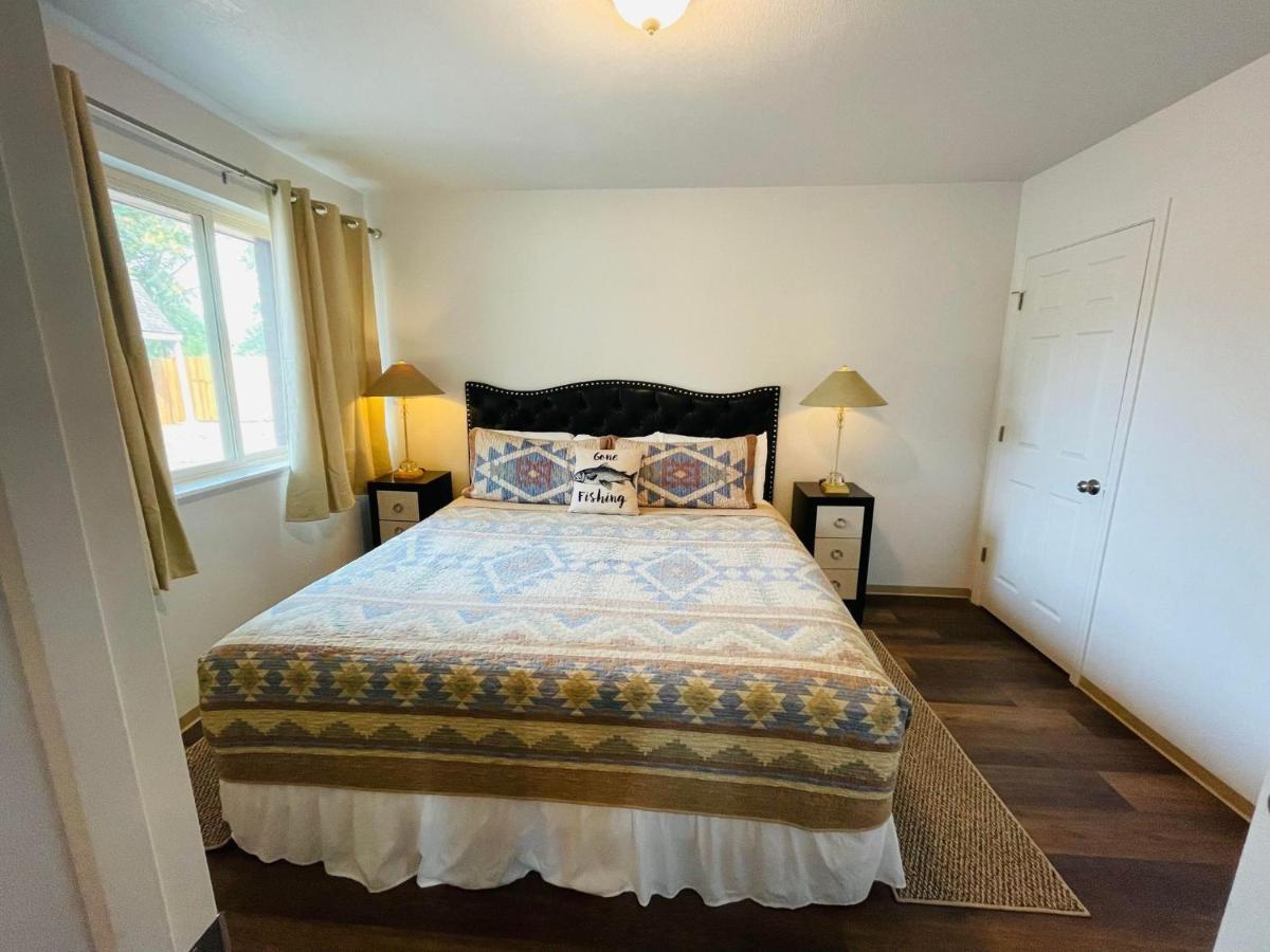 Riverfront Lodging Shady Cove Eksteriør billede