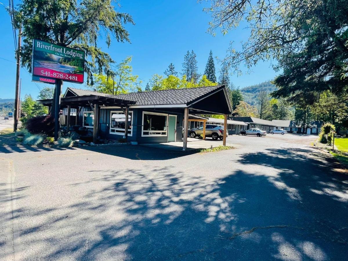 Riverfront Lodging Shady Cove Eksteriør billede