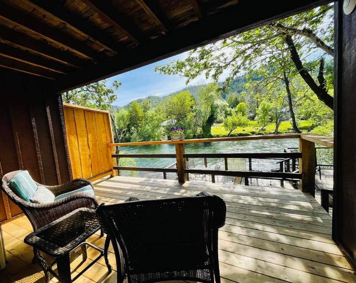 Riverfront Lodging Shady Cove Eksteriør billede
