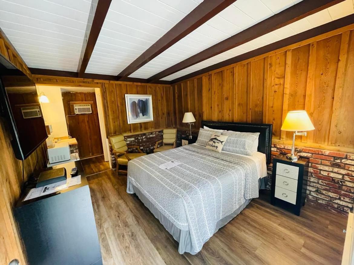 Riverfront Lodging Shady Cove Eksteriør billede