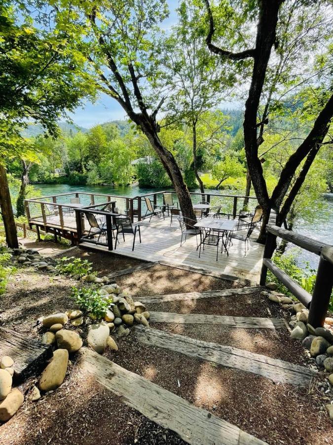 Riverfront Lodging Shady Cove Eksteriør billede