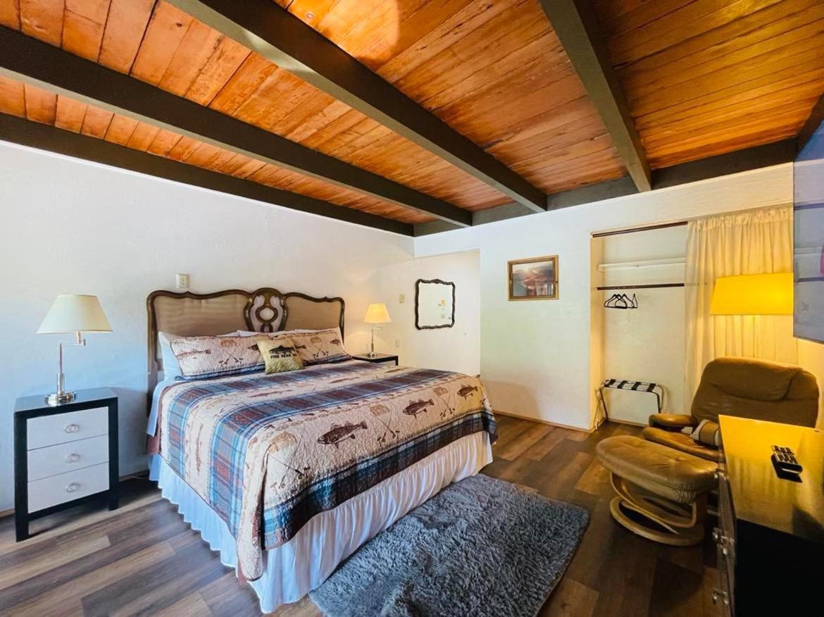 Riverfront Lodging Shady Cove Eksteriør billede