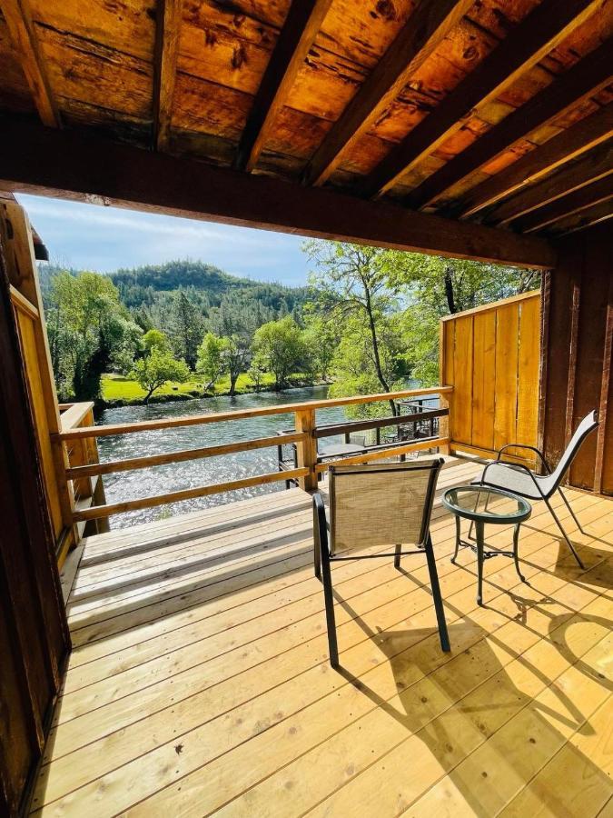 Riverfront Lodging Shady Cove Eksteriør billede