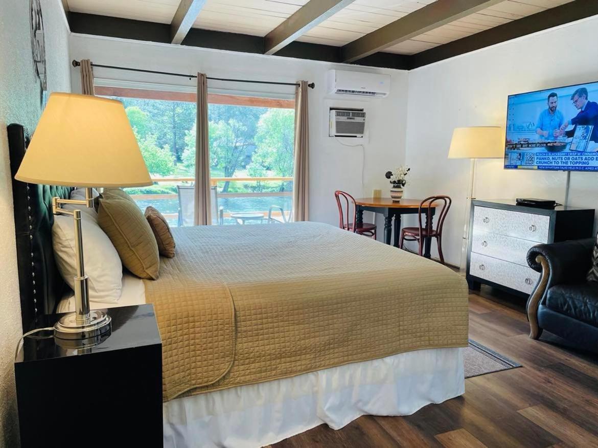 Riverfront Lodging Shady Cove Eksteriør billede