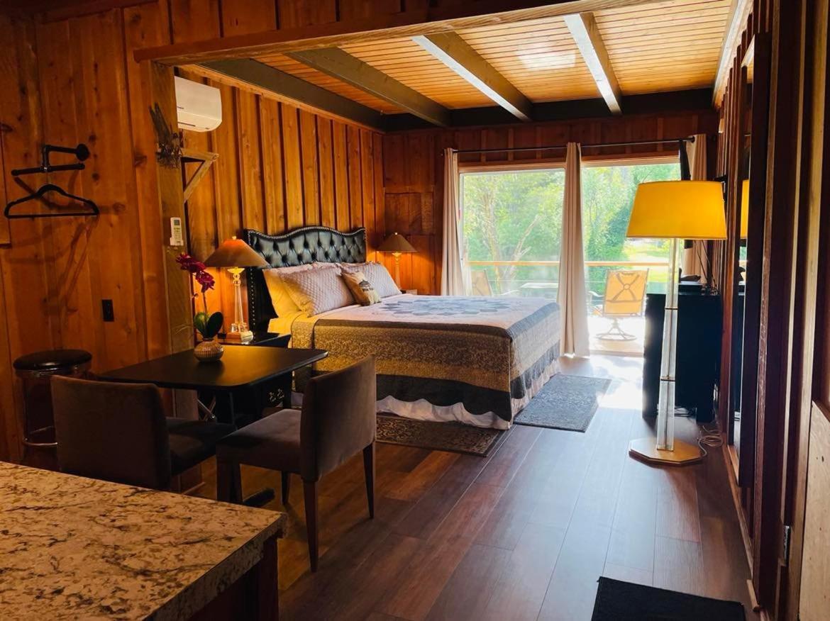 Riverfront Lodging Shady Cove Eksteriør billede