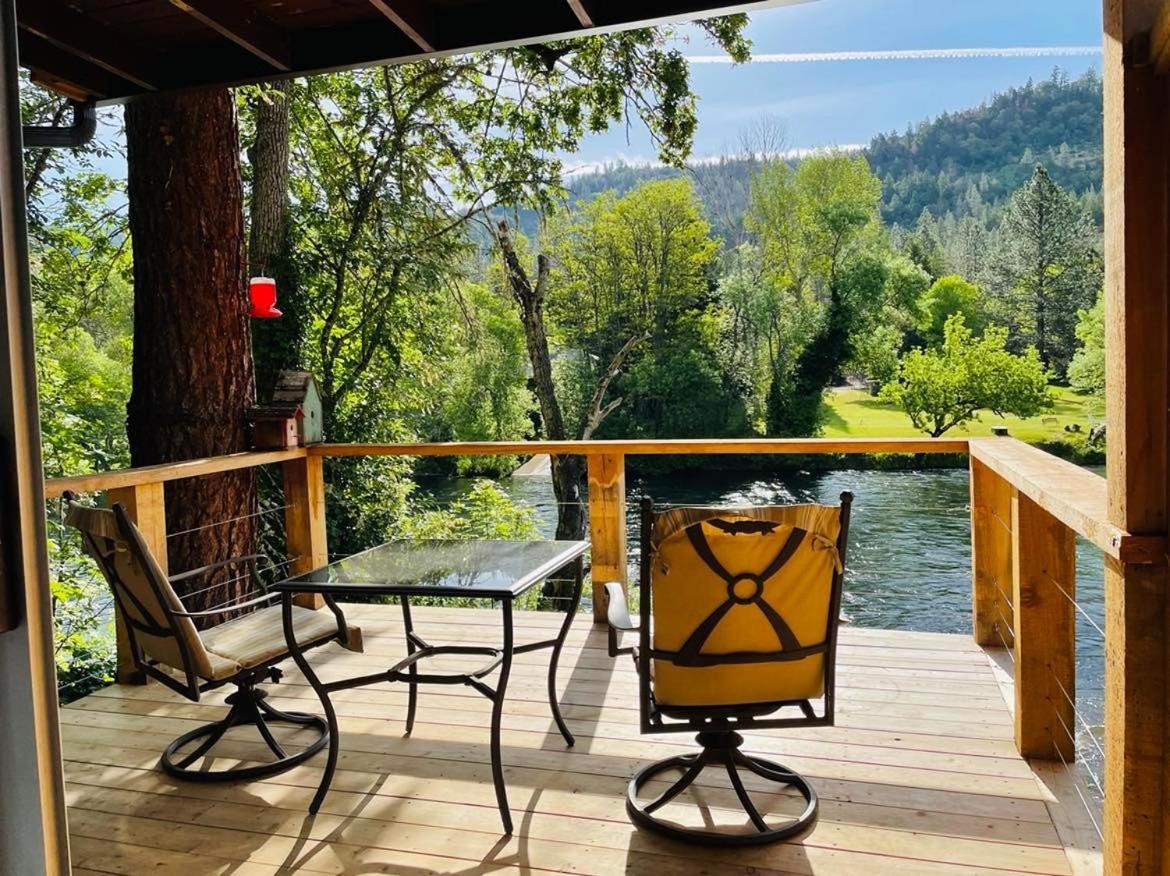Riverfront Lodging Shady Cove Eksteriør billede