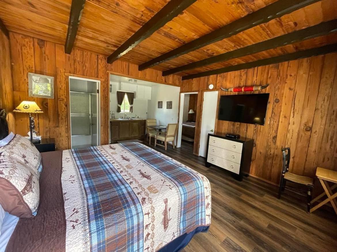Riverfront Lodging Shady Cove Eksteriør billede