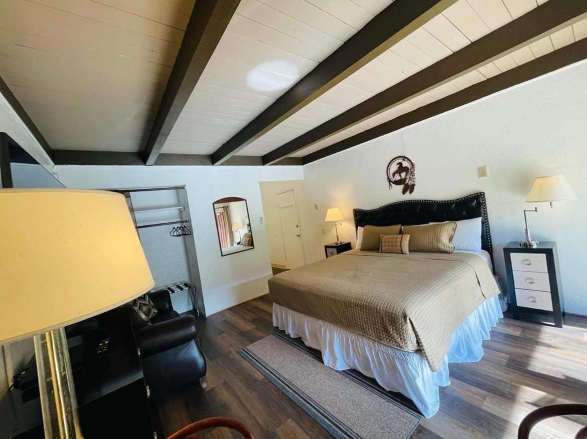 Riverfront Lodging Shady Cove Eksteriør billede