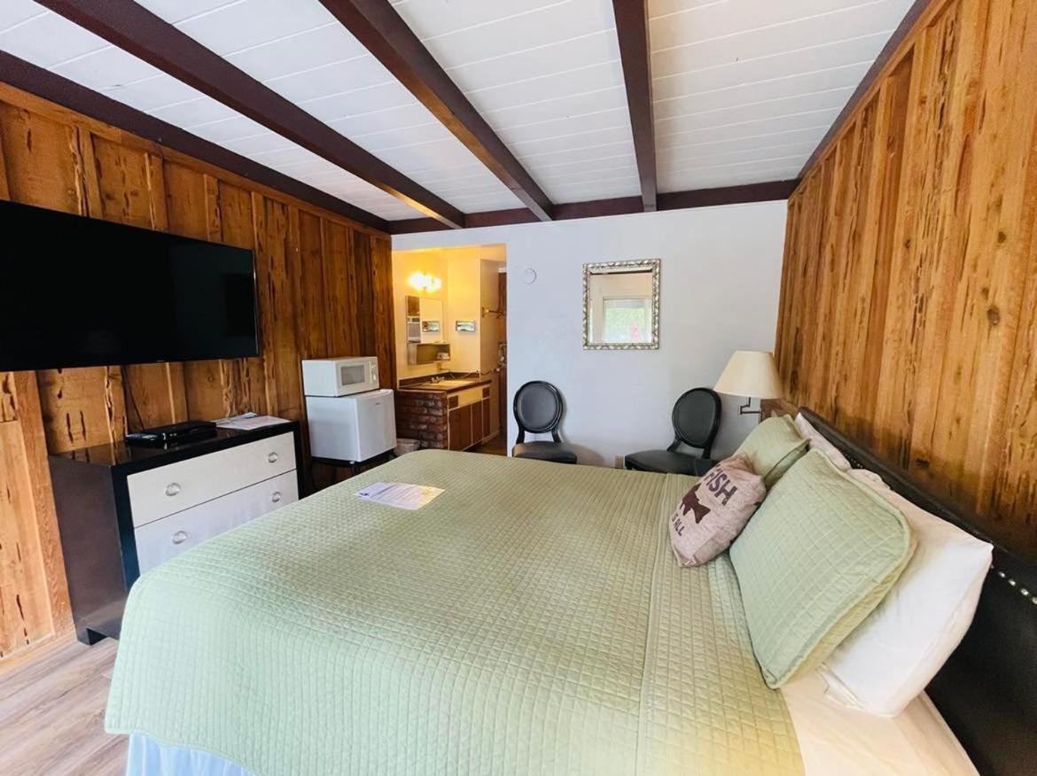 Riverfront Lodging Shady Cove Eksteriør billede