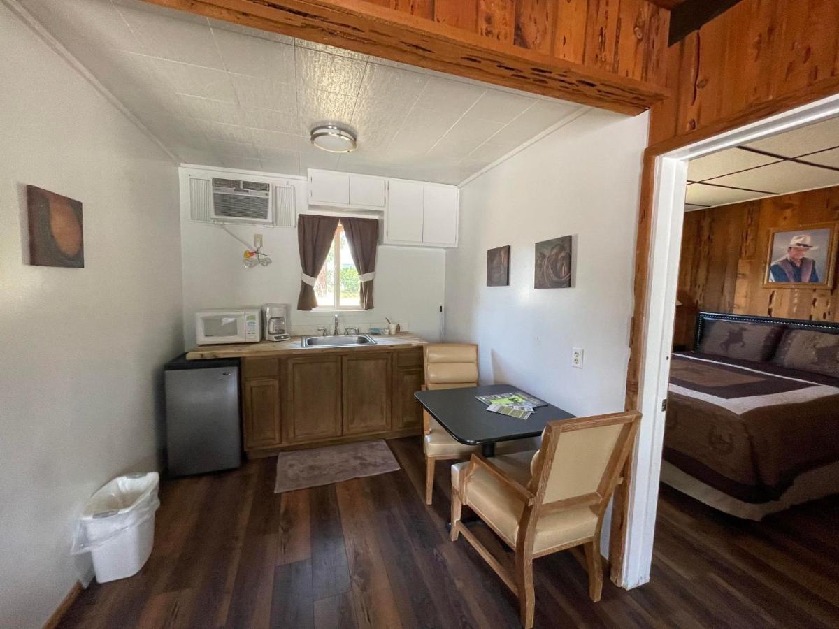 Riverfront Lodging Shady Cove Eksteriør billede
