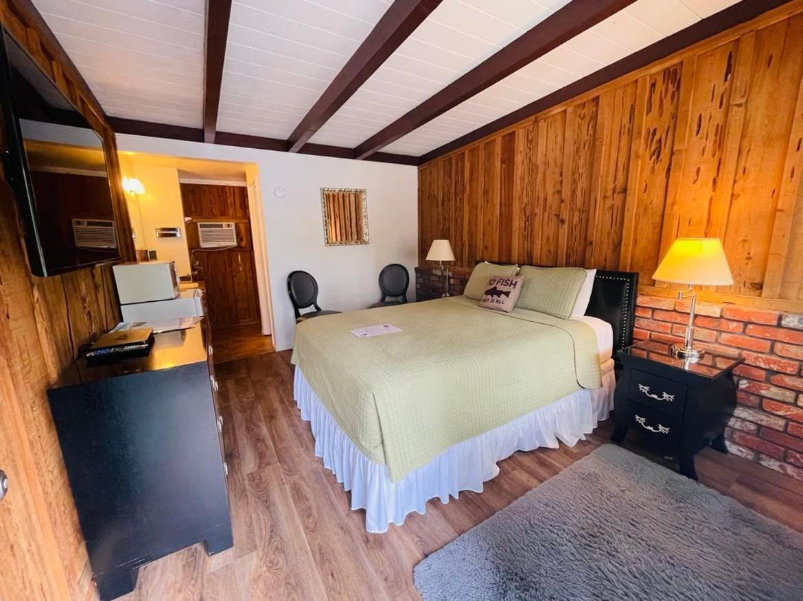 Riverfront Lodging Shady Cove Eksteriør billede