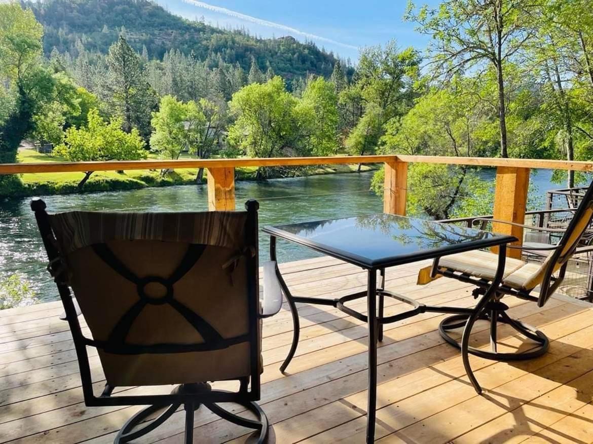 Riverfront Lodging Shady Cove Eksteriør billede