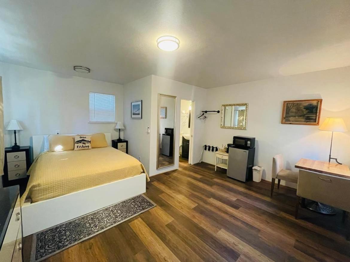 Riverfront Lodging Shady Cove Eksteriør billede